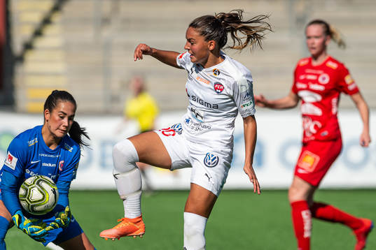Rosengårds Johanna Rytting Kaneryd och Örebros målvakt
