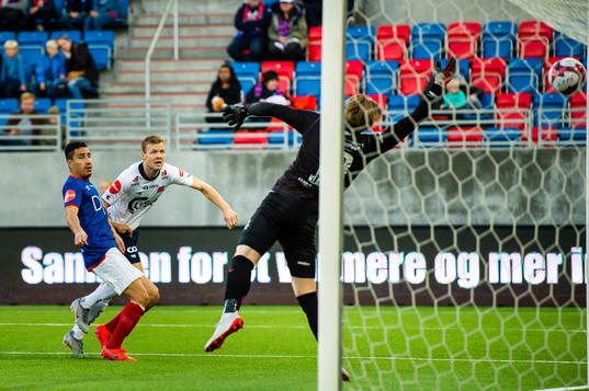 Even Østensen of Viking scores the 0-1 goal