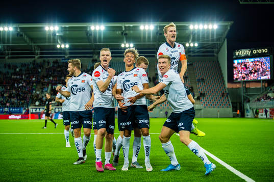 Adrian Nilsen Pereira of Viking celebrates with teammates