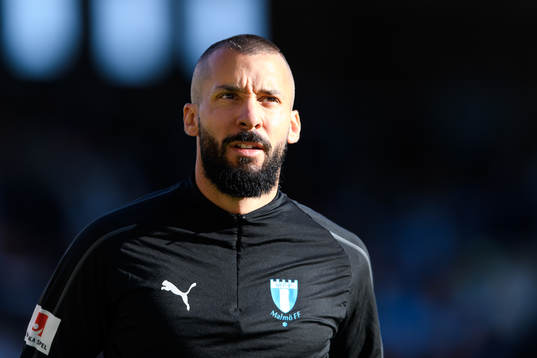 Malmö FFs Guillermo Molins värmer upp innan