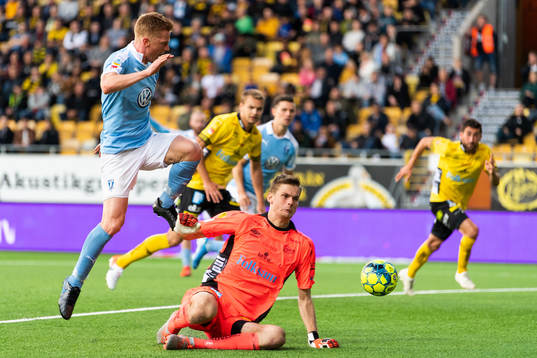 Malmö FFs Anders Christiansen tar sig förbi Elfsborgs