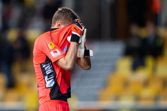 Elfsborgs målvakt Tim Rönning deppar