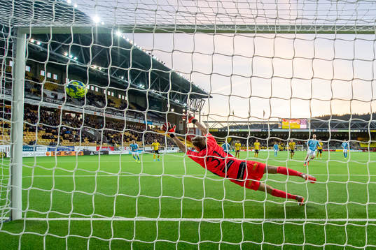 Malmö FFs Jo Inge Berget gör 0-2 på straff bakom