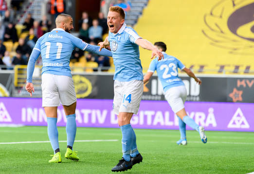 Malmö FFs Guillermo Molins pekar mot bollen