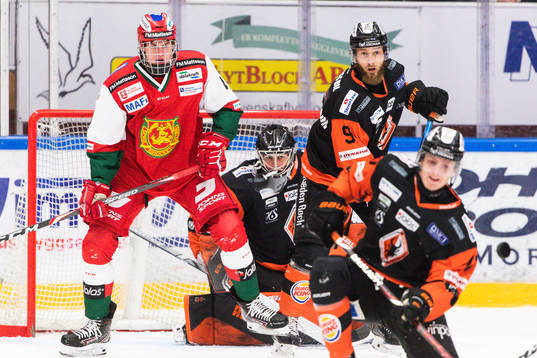 Moras Isak Garfve vid Karlskronas målvakt Marcus Hellgren