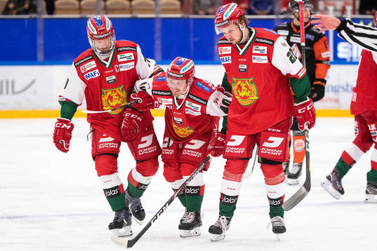 Moras Jesper Ylivainio får hjälp av isen av Moras Adam