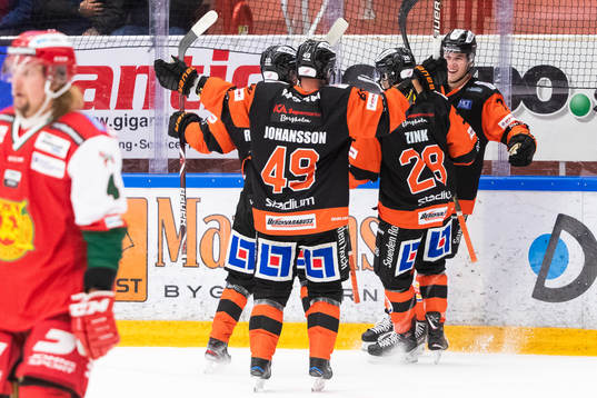 Karlskronas Linus Cronholm jublar med lagkamrater