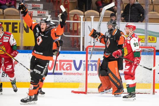 Karlskronas målvakt Marcus Hellgren jublar