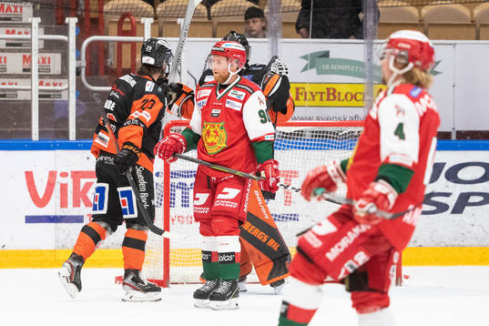 Karlskronas Daniel Norbe och målvakt Marcus Hellgren jublar