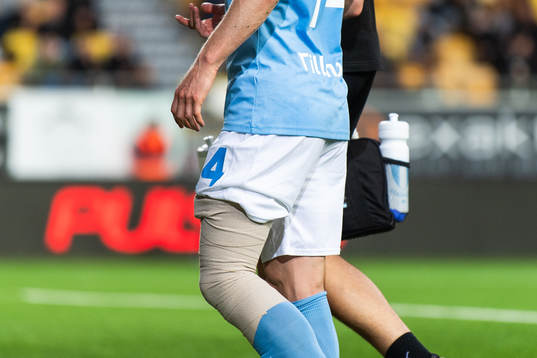 Malmö FFs Anders Christiansen med lindat knä lämnar plan