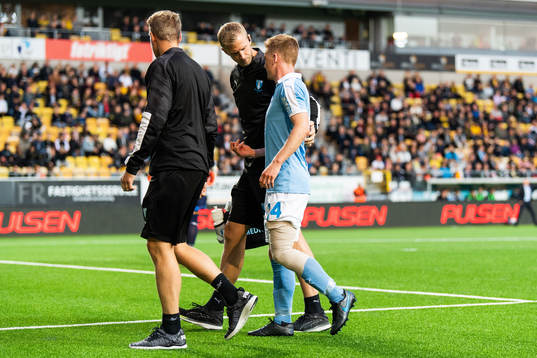 Malmö FFs Anders Christiansen med lindat knä lämnar plan