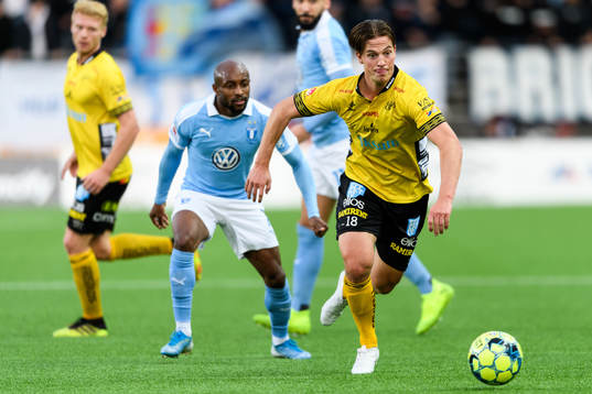 Elfsborgs Simon Olsson med Malmö FFs Fouad Bachirou i