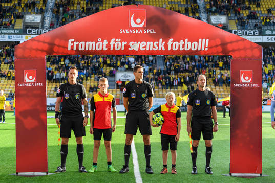 Domare Magnus Lindgren med assisterande domarna Fredrik