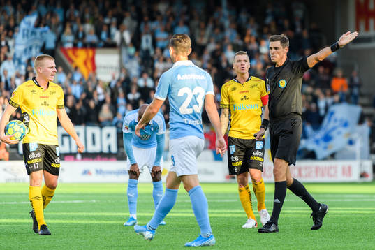 Domare Magnus Lindgren och Elfsborgs Per Frick och Samuel