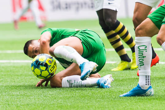 Hammarbys Nikola Djurdjic får bollen på handen