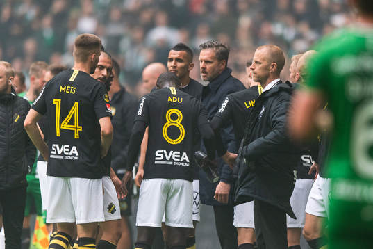s tränare Rikard Norling samlar spelarna