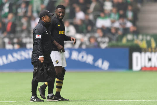 s Chinedu Obasi får hjällp av plan