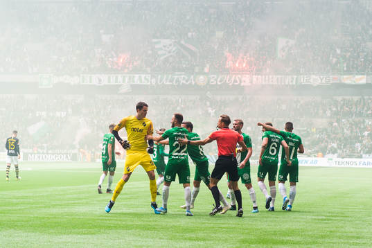 s målvakt Oscar Linnér reagerar mot Hammarbys Muamer