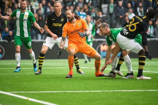 s Henok Goitom och Richard Magyar i en situatuion där AIK