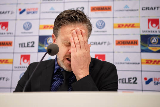 s tränare Rikard Norling deltar i en presskonferens