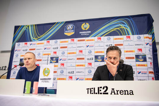 s tränare Rikard Norling deltar i en presskonferens