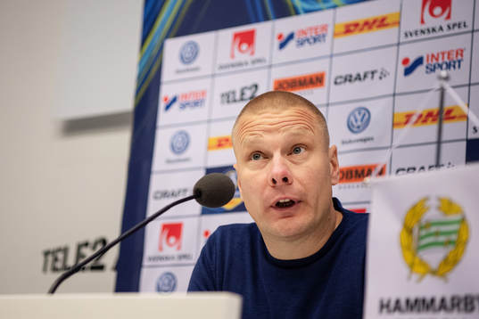 Hammarbys tränare Stefan Billborn deltar i en