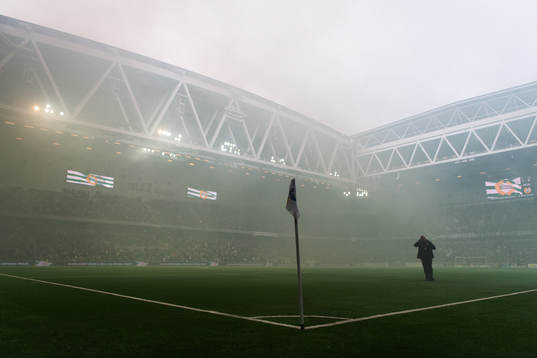 Rök gör att matchen bryts tillfälligt