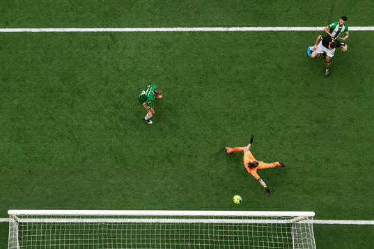 s Karol Mets gör 2-1 bakom Hammarbys målvakt Johan Wiland
