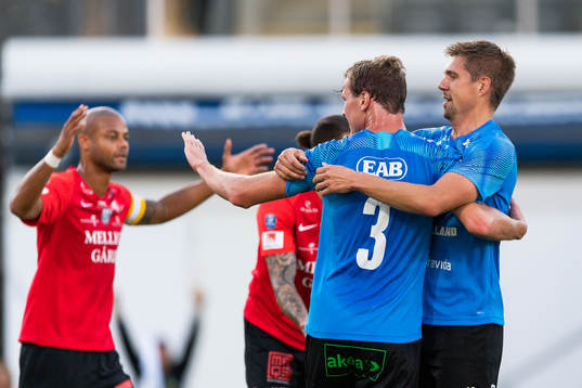 Halmstads Alexander Berntsson jublar med Mikael Boman