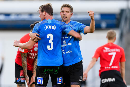 Halmstads Alexander Berntsson jublar med Mikael Boman