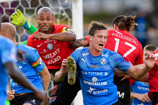 Trelleborgs Salif Camara Jönsson och Halmstads Alexander