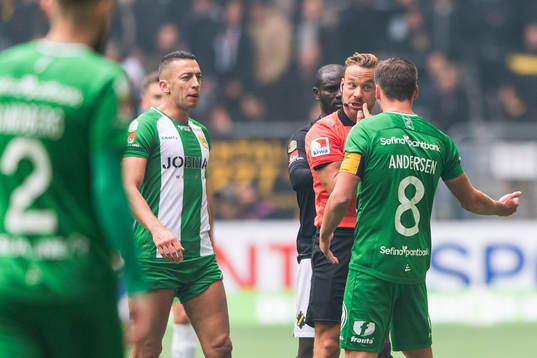 Hammarbys Jeppe Andersen i diskussion med domare Kristoffer