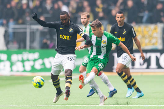 s Henok Goitom i kamp om bollen med Hammarbys Alexander