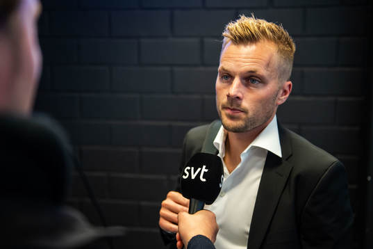 s Sebastian Larsson i mixed zone