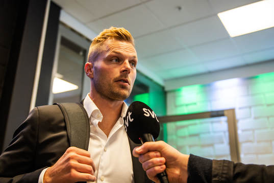 s Sebastian Larsson i mixed zone