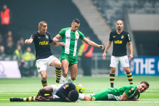 s Sebastian Larsson och Hammarbys Nikola Djurdjic