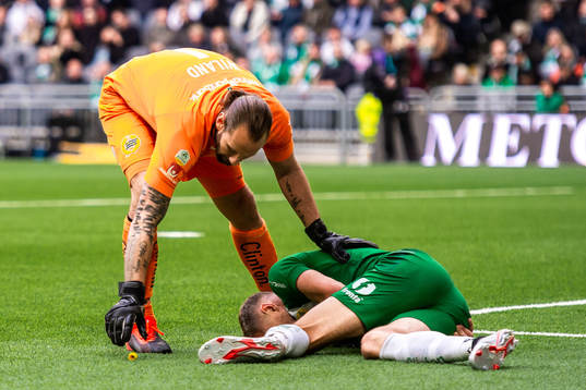 Hammarbys målvakt Johan Wiland ser