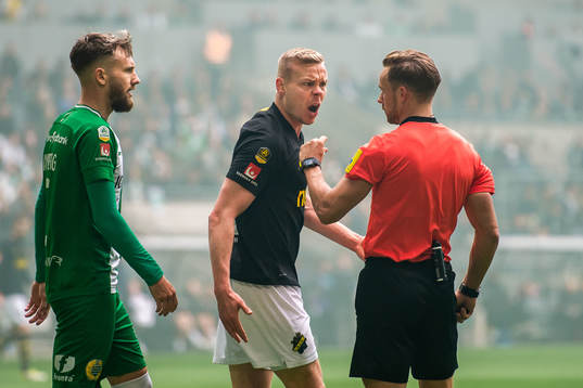 s Kolbeinn Sigthorsson reagerar på domare Kristoffer