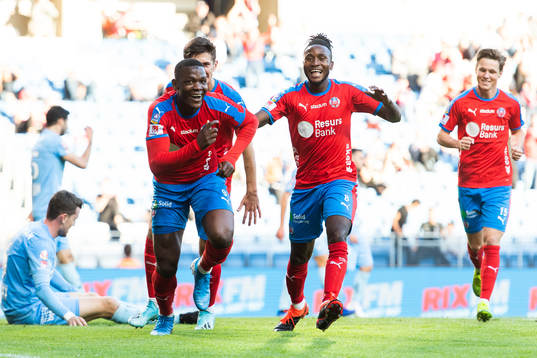 Helsingborgs Mamudu Moro och Alhaji Gero jublar