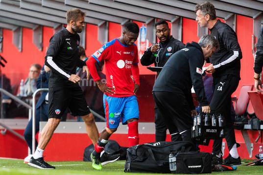 Helsingborgs Mohammed Abubakari lämnar plan skadad