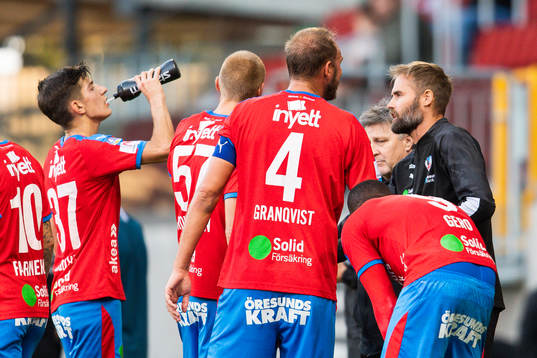 Helsingborgs tränare Olof Mellberg instruerar spelarna vid
