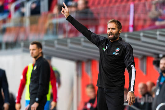 Helsingborgs tränare Olof Mellberg gestikulerar