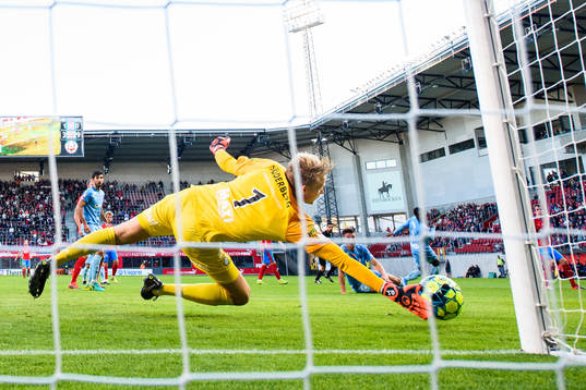 AFC Eskilstunas målvakt Ole Söderberg gör en räddning
