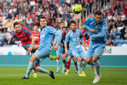 Helsingborgs Max Svensson skjuter förbi AFC Eskilstunas