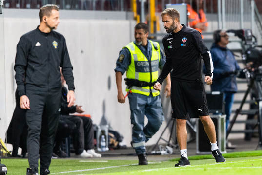 Helsingborgs tränare Olof Mellberg jublar på slutsignalen
