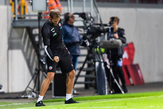 Helsingborgs tränare Olof Mellberg jublar på slutsignalen