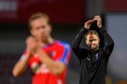 Helsingborgs tränare Olof Mellberg tackar publiken