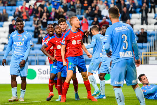 Helsingborgs Markus Holgersson jublar med Alhaji Gero och