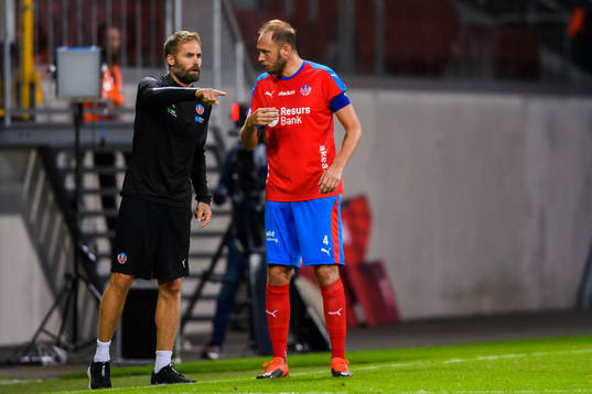 Helsingborgs tränare Olof Mellberg i samtal med Andreas