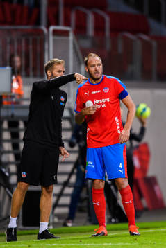 Helsingborgs tränare Olof Mellberg i samtal med Andreas